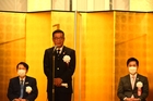 新年の抱負を述べる松井大阪市長（右は吉村大阪府知事、左は尾崎大商会頭）